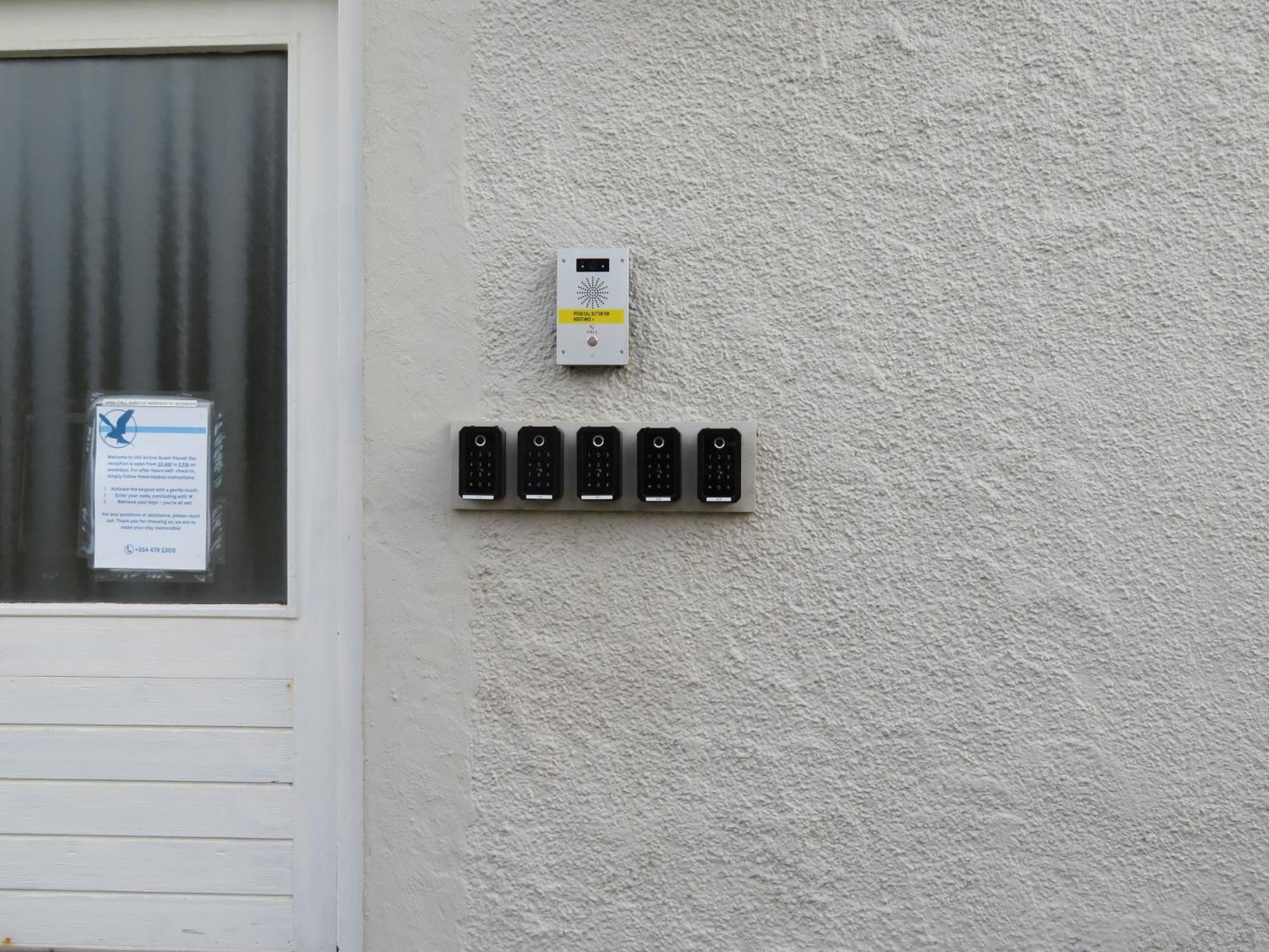Old Airline Guesthouse Hofn Exterior photo